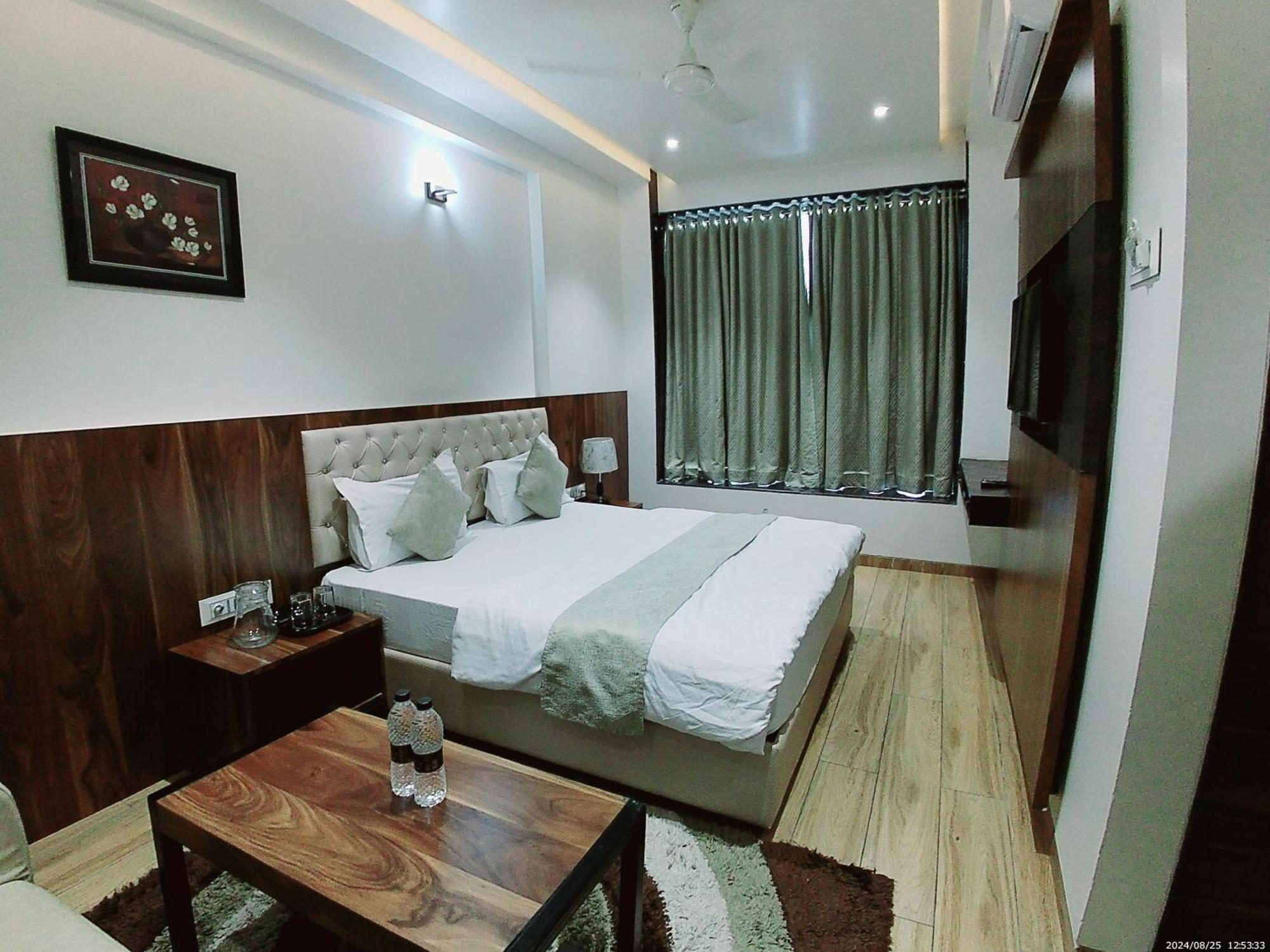 Hotel Sai Pratik, Newly Built Up, Complimentary Shuttle To The Temple Shirdi Exteriör bild