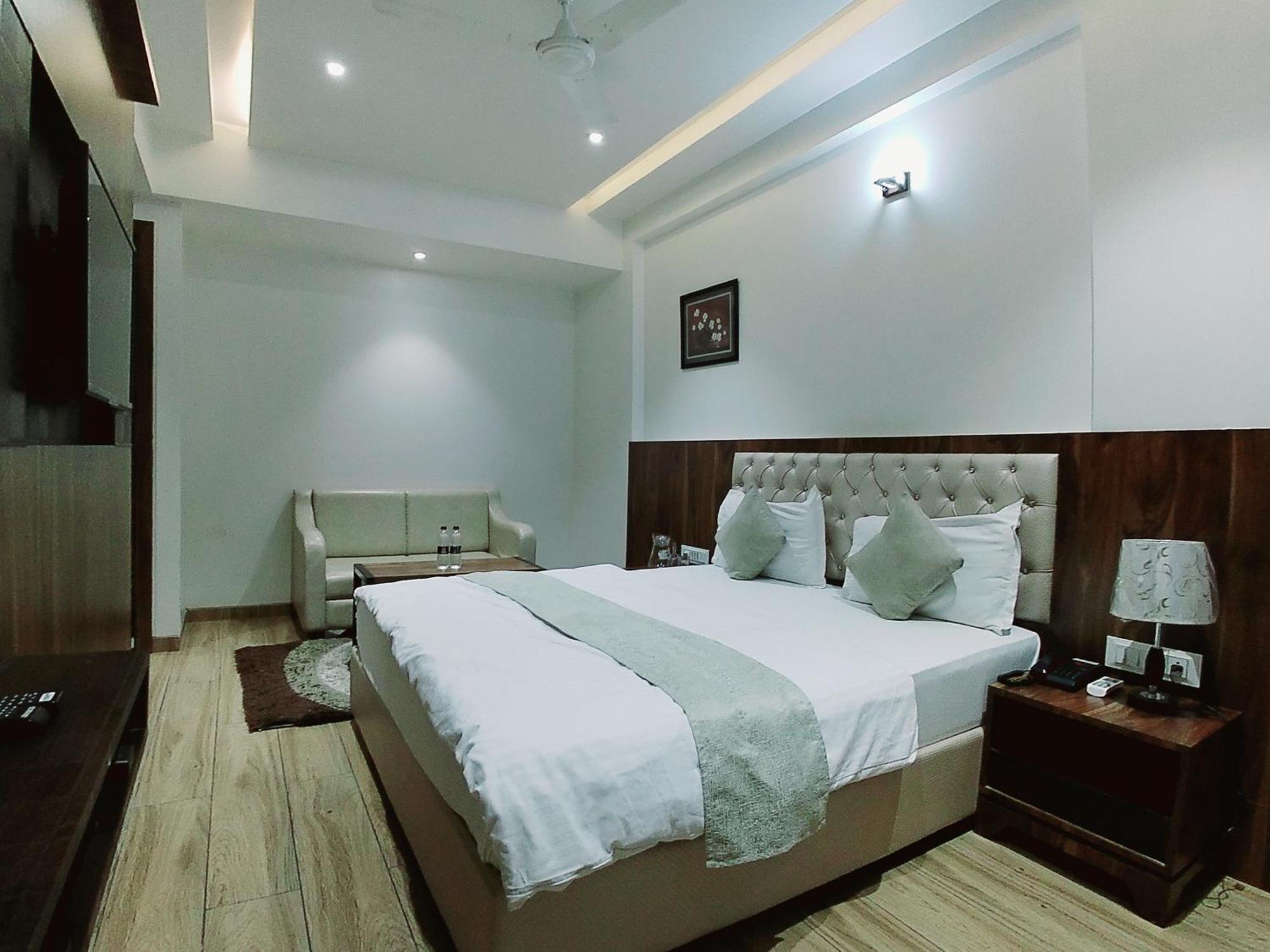 Hotel Sai Pratik, Newly Built Up, Complimentary Shuttle To The Temple Shirdi Exteriör bild