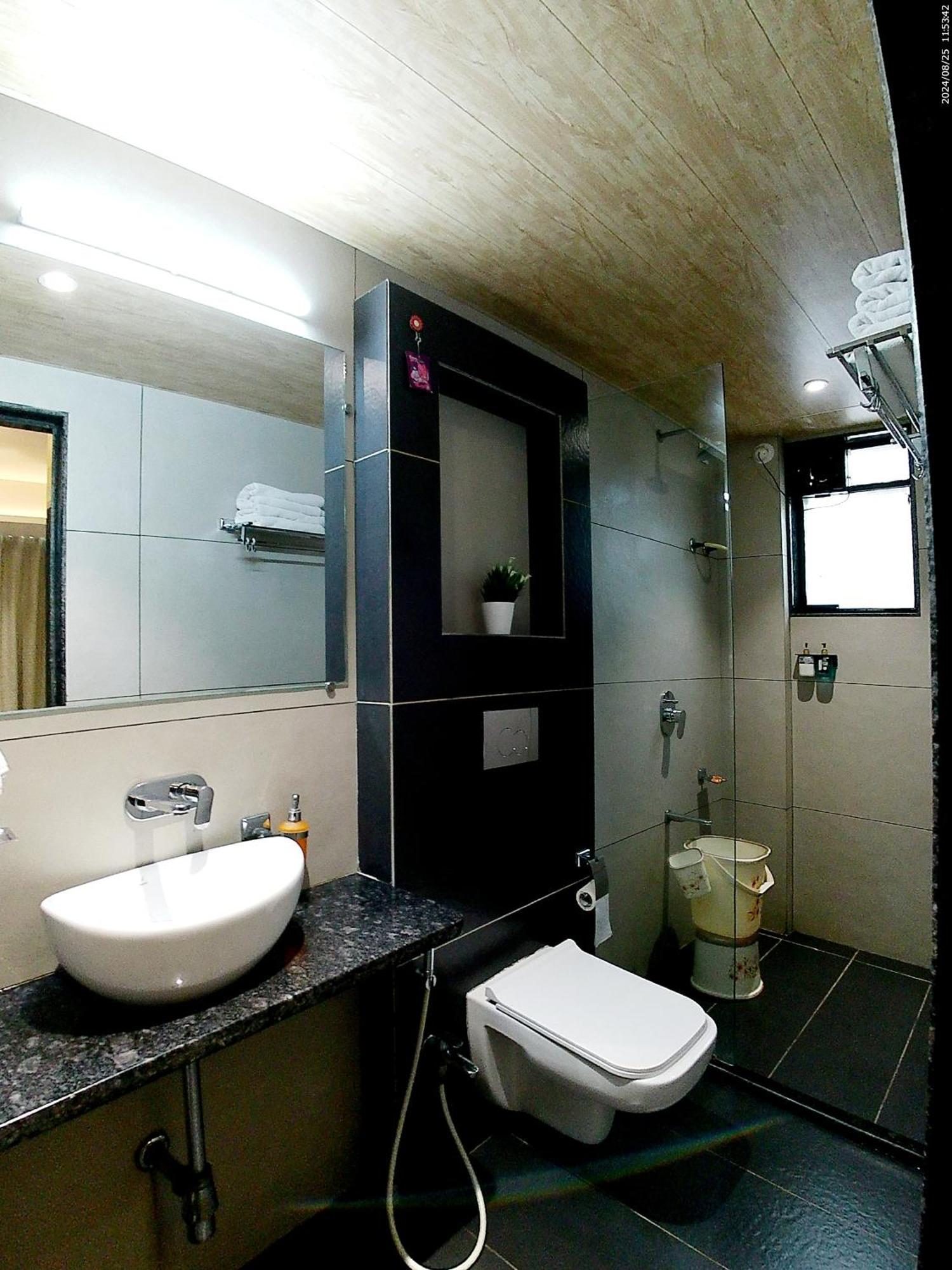 Hotel Sai Pratik, Newly Built Up, Complimentary Shuttle To The Temple Shirdi Exteriör bild